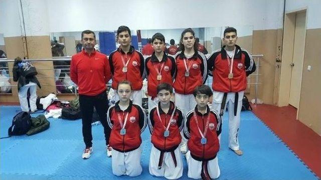 Kuşadası Belediyespor Tekvando’da 7 Madalya Kazandı