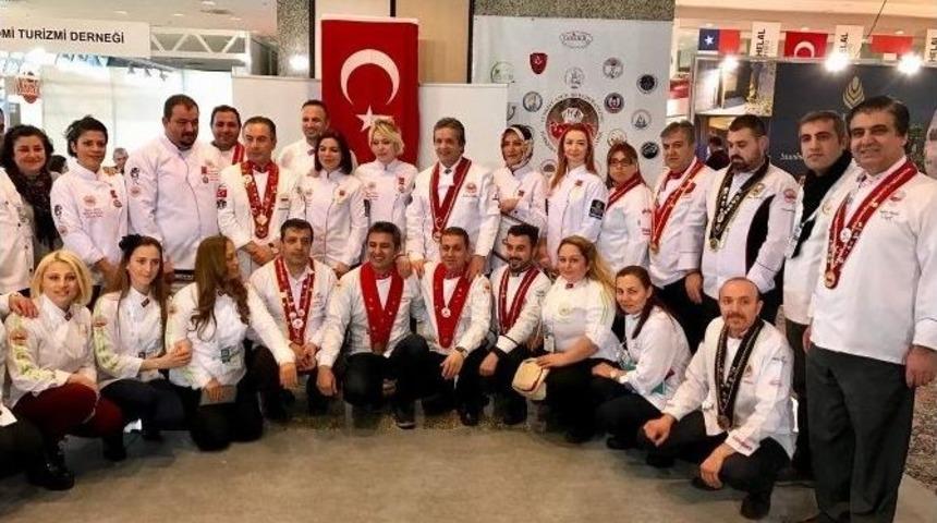 Aydınlı Şef &Uuml;st&uuml;n Hizmet Belgesi Ve Nişanıyla &Ouml;d&uuml;llendirildi