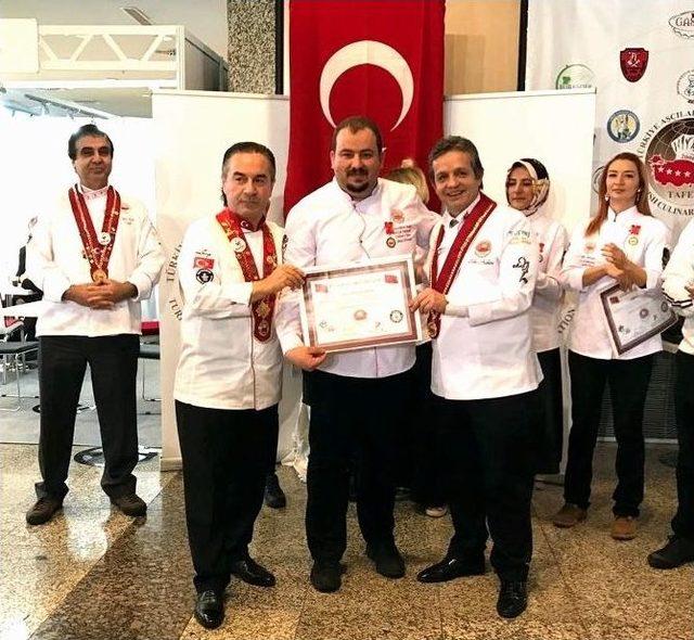 Aydınlı Şef Üstün Hizmet Belgesi Ve Nişanıyla Ödüllendirildi