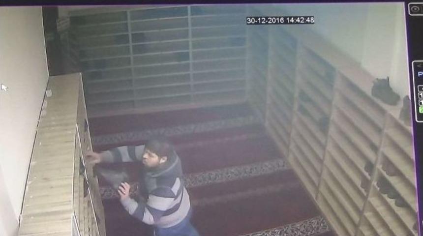 Ayakkabıları &Ouml;nce Kokladı Sonra &Ccedil;aldı