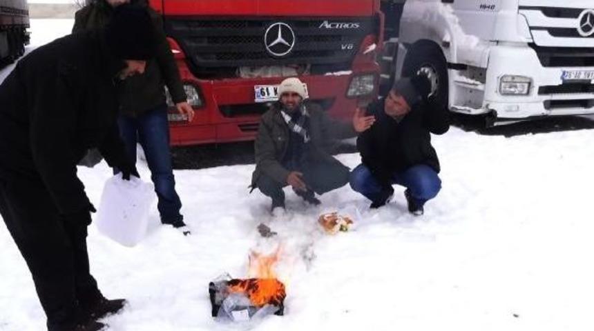 Tır S&uuml;r&uuml;c&uuml;lerinin Parkta Korkulu Bekleyişi