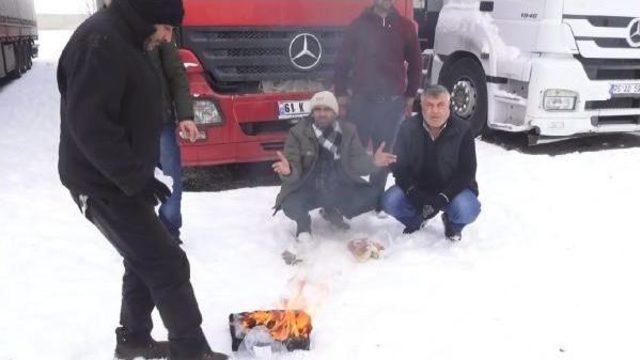 Tır Sürücülerinin Parkta Korkulu Bekleyişi