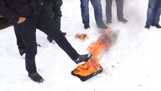 Tır Sürücülerinin Parkta Korkulu Bekleyişi