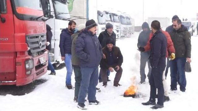 Tır Sürücülerinin Parkta Korkulu Bekleyişi