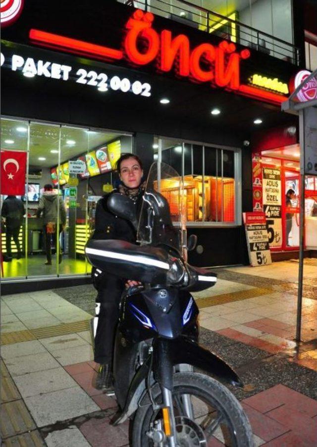 Kadın Motorlu Kurye Şaşırtıyor