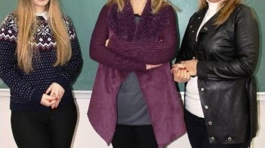 &Uuml;niversiteli Anne Ve Kızın Eğitim Aşkı G&ouml;renleri İmrendiriyor