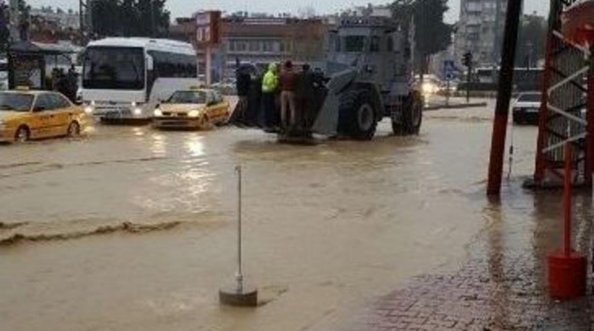 Zırhlı Ara&ccedil;lar Selde Mahsur Kalan Vatandaşların İmdadına Yetişti