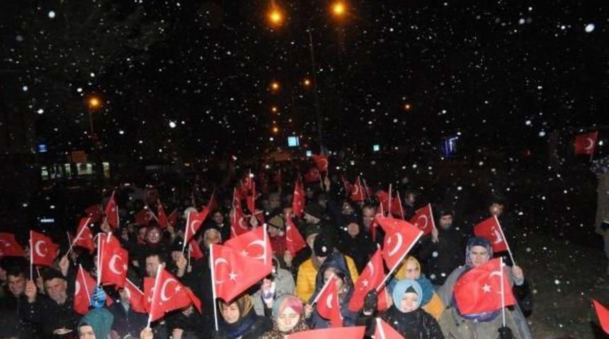 Lapseki'de Kar Yağışı Altında Şehitlere Saygı Y&uuml;r&uuml;y&uuml;ş&uuml;