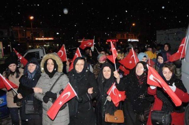 Lapseki'de Kar Yağışı Altında Şehitlere Saygı Yürüyüşü