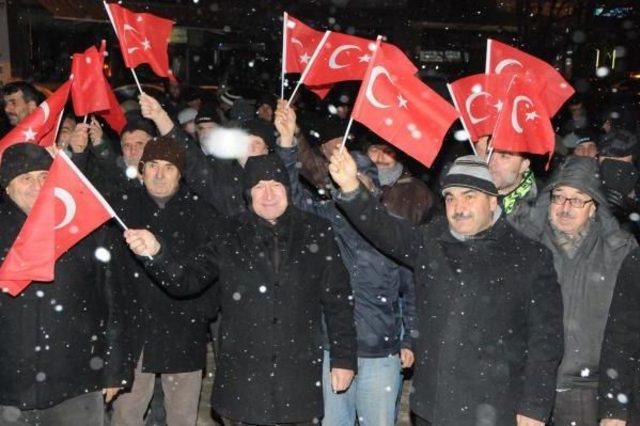 Lapseki'de Kar Yağışı Altında Şehitlere Saygı Yürüyüşü