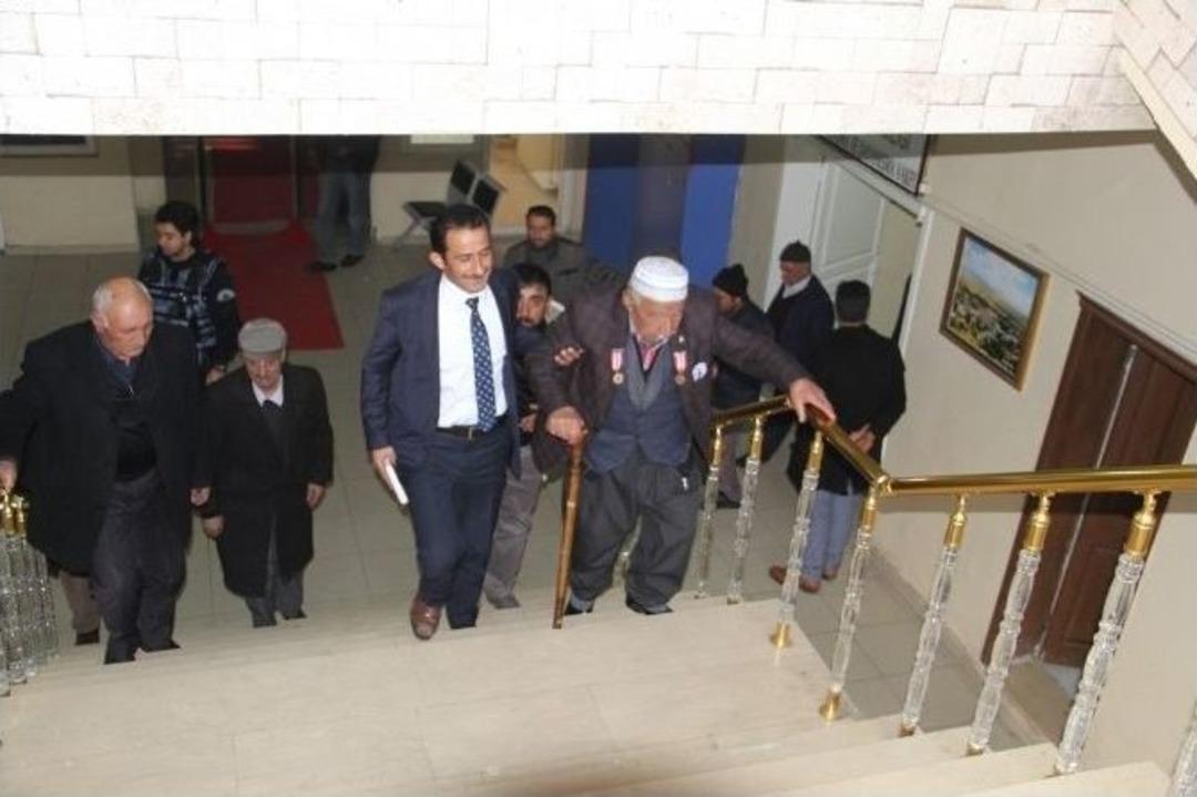 Kaymakam &Ouml;zt&uuml;rk, Gazi Ve Şehit Ailelerini Umreye G&ouml;nderdi