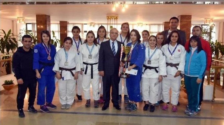 Kupayı Başkan Kayda&rsquo;ya G&ouml;t&uuml;rd&uuml;ler