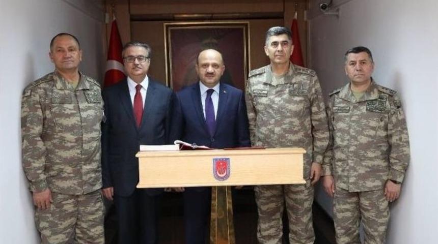 Milli Savunma Bakanı Işık, Şırnak Namaz Dağı&rsquo;nda N&ouml;bet Tutan Mehmet&ccedil;ikleri Ziyaret Etti