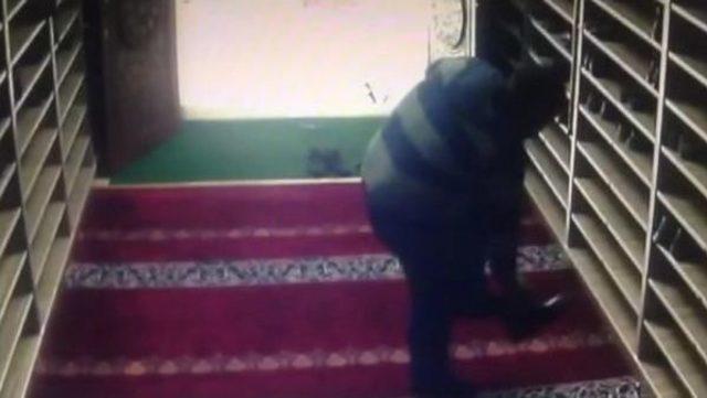 Bursa da Camiden Ayakkabıları Koklayarak &Ccedil;alan Hırsız Tutuklandı 1