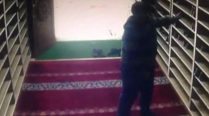 Bursa'da Camiden Ayakkabıları Koklayarak &Ccedil;alan Hırsız Tutuklandı