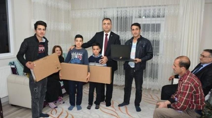Malatya&rsquo;da 10 Adet Diz &Uuml;st&uuml; Bilgisayar Şehit Ailelerine Hediye Edildi