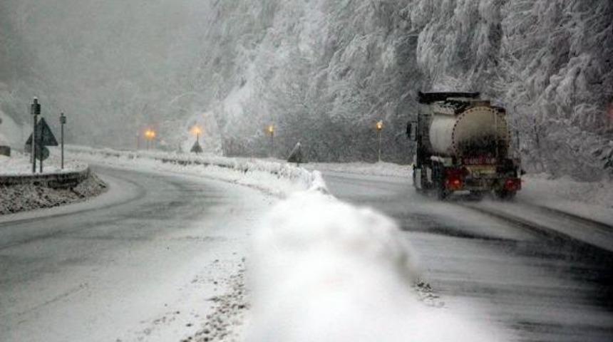 Bolu Dağı'nda Kar Ulaşımı Yavaşlattı