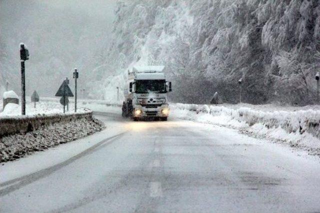 Bolu Dağı'nda Kar Ulaşımı Yavaşlattı