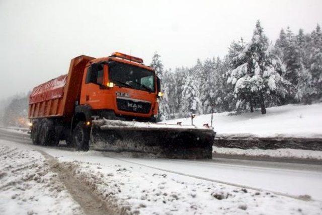 Bolu Dağı'nda Kar Ulaşımı Yavaşlattı