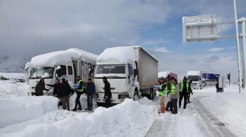 Seydişehir&rsquo;de Yolun A&ccedil;ılmasını Bekleyenlere Kumanya İkramı