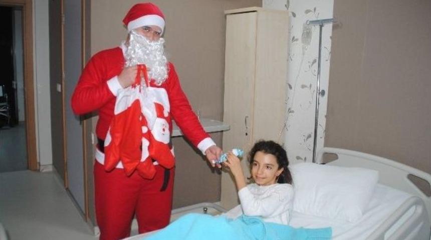 Hastanede Yatan &Ccedil;ocukların Hediyelerini Noel Getirdi