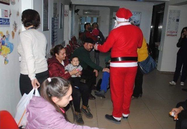 Hastanede Yatan Çocukların Hediyelerini Noel Getirdi