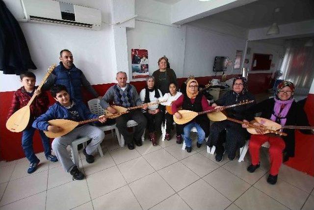 Bayraklı’da Bağlama Kursuna Kadınlarda Yoğun İlgi