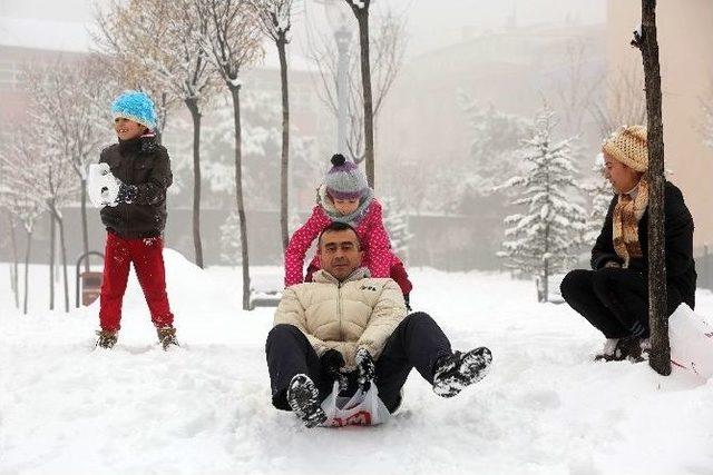 Yenimahalle’de Kar Keyfe Dönüştü