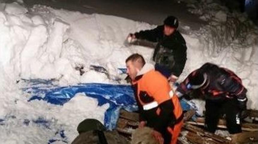 Bursa&rsquo;da Aşırı Kardan Ağıl &Ccedil;&ouml;kt&uuml;, 300 Koyun Kar Altın Kaldı