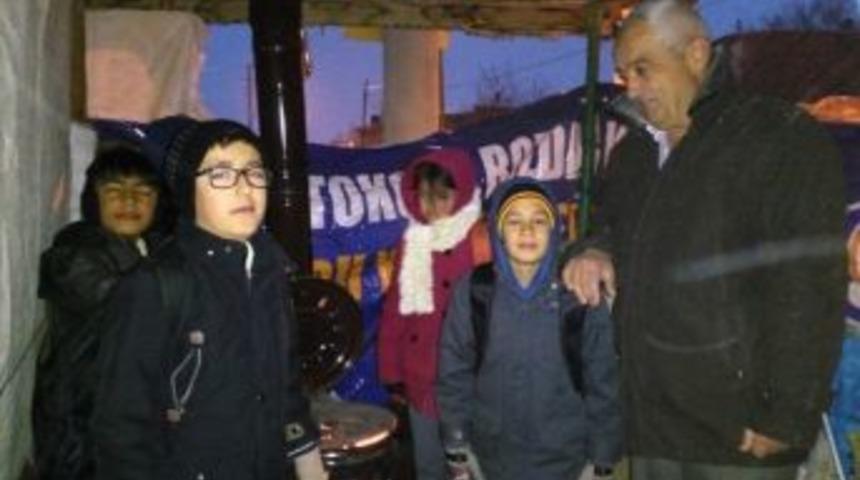 &Ouml;ğrencilerin &Uuml;ş&uuml;mesine Dayanamadı Durağa Soba Kurdu