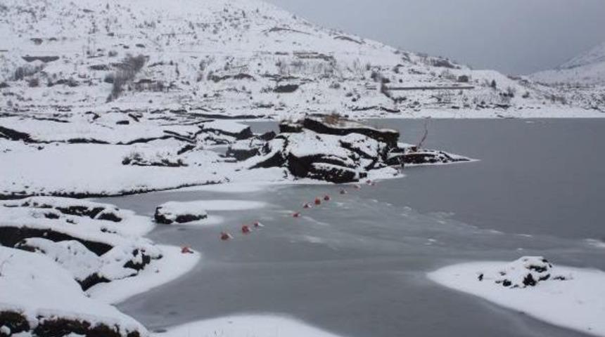 &Ccedil;elikhan'daki &Ccedil;at Barajı Dondu