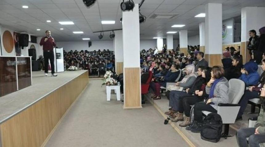 G&ouml;lbaşı İl&ccedil;esinde &lsquo;gen&ccedil;lik Ve Gelecek&rsquo; Konulu S&ouml;yleşi Yapıldı