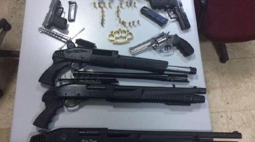 Konya'da Iki Barda Ruhsatsız Silahlar Ele Ge&ccedil;irildi