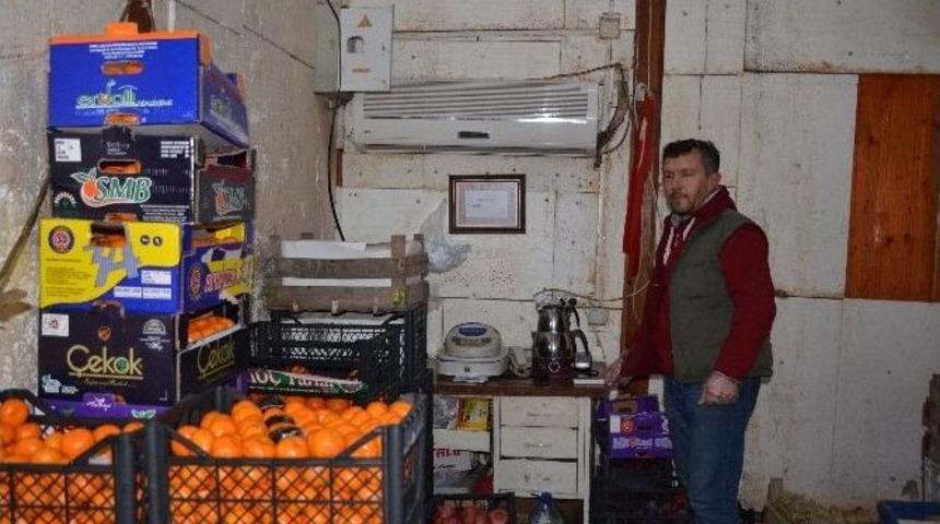 Kendisi Yerine Donmasınlar Diye Meyve Ve Sebzelerini Isıtıyor