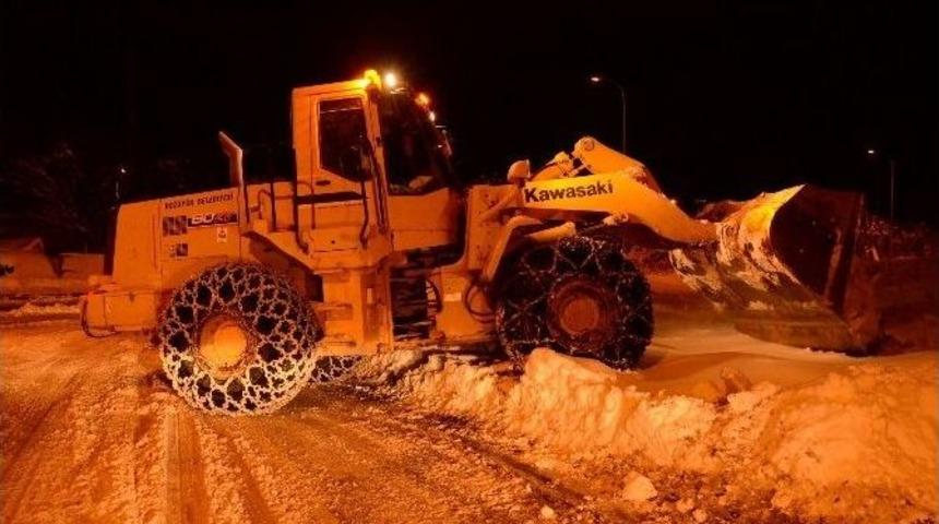 Cumartesi Pazar Alanında Hummalı Kar Temizleme &Ccedil;alışmaları