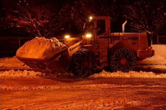 Cumartesi Pazar Alanında Hummalı Kar Temizleme Çalışmaları