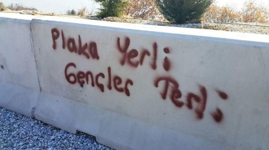 &Ouml;demiş&rsquo;teki Bariyerlere &rsquo;&ccedil;irkin Yazılar&rsquo; Tepki &Ccedil;ekti