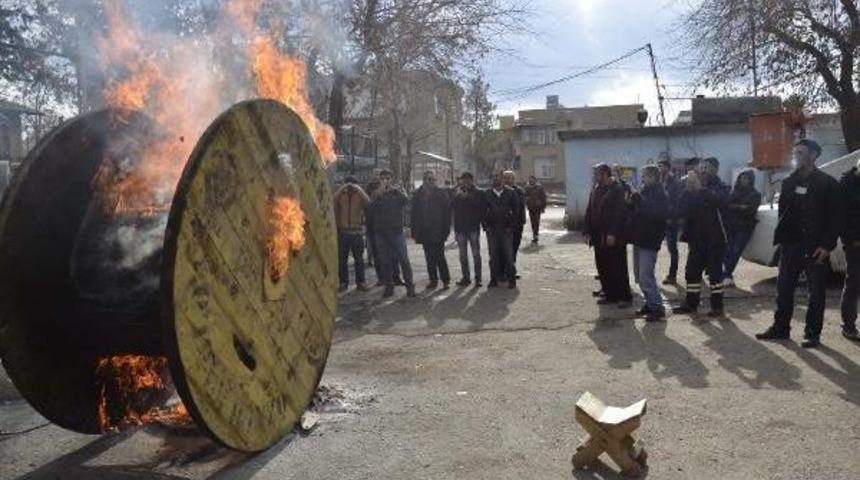 Siverek'te Dedaş &Ccedil;alışanı 45 Kişi Iş Bırakma Eylemi Yaptı