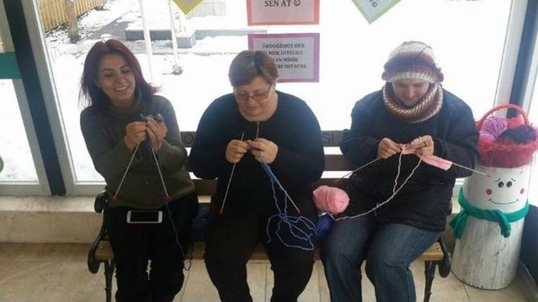 Boz&uuml;y&uuml;k&rsquo;te Veliler İlmek İlmek Sevgi İşliyorlar