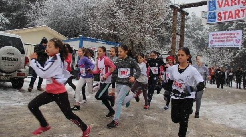 Kar Yağışı Altında Atat&uuml;rk Koşusu Yaptılar