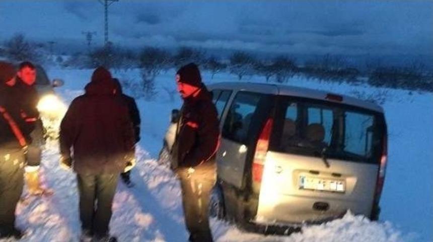 Bilecik Afad, Ara&ccedil;ları Kara Saplanan Baba Ve Oğlunu Kurtardı