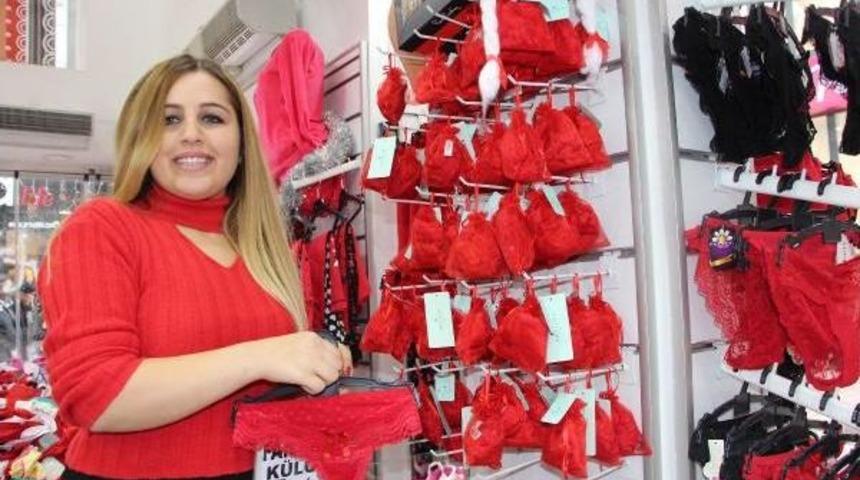 Kırmızı I&ccedil; &Ccedil;amaşırı, Uğurunu Kaybetti