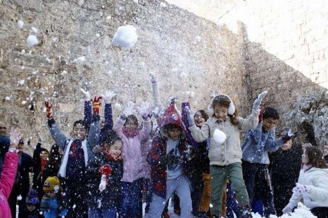 Antalya&rsquo;da Sıcak Havada Kar Keyfi