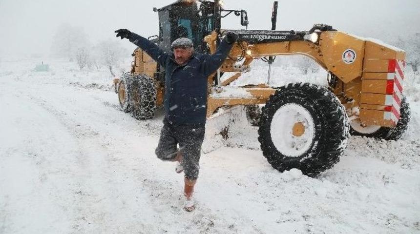 3 G&uuml;n Karda Mahsur Kalan &Ccedil;obanlar, Kurtuluşlarını Zeybek Oynayarak Kutladı