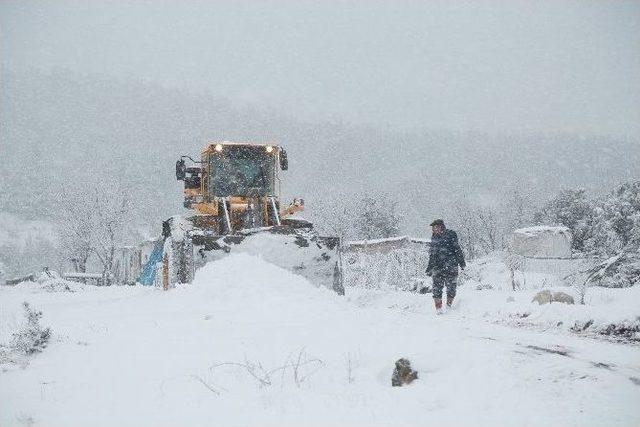 3 Gün Karda Mahsur Kalan Çobanlar, Kurtuluşlarını Zeybek Oynayarak Kutladı