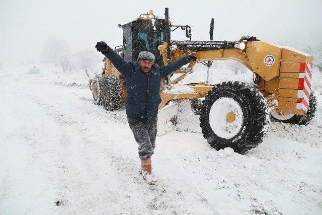 3 Gün Karda Mahsur Kalan Çobanlar, Kurtuluşlarını Zeybek Oynayarak Kutladı