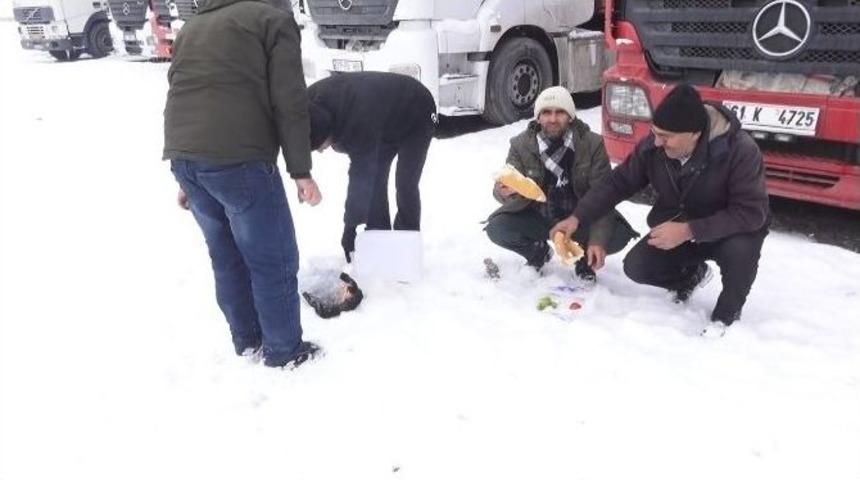 Tır Şof&ouml;rleri Ara&ccedil;larda Mahsur Kaldı