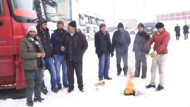 Tır Şoförleri Araçlarda Mahsur Kaldı