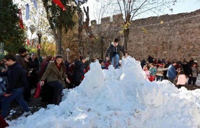 Antalya'da Yılbaşı Öncesi Taşıma Karla Eğlence