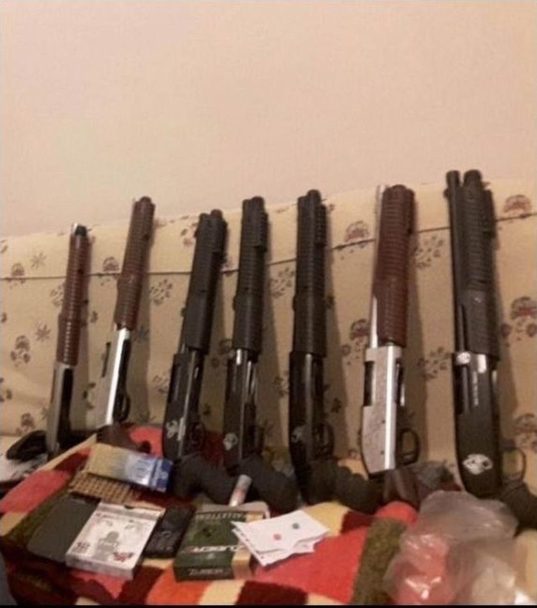 Emlak&ccedil;ının Evinde Ve İş Yerinde 2.5 Kilo Bonzai Ve Silahlar Ele Ge&ccedil;ti